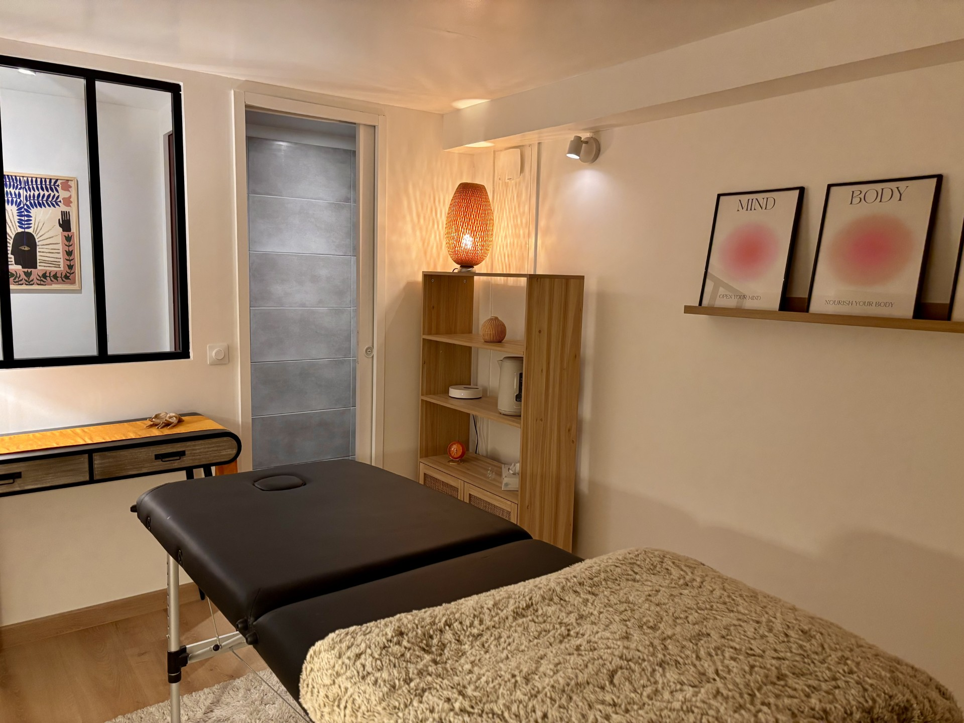 Cabinet de soin avec table de massage et ambiance tamisée