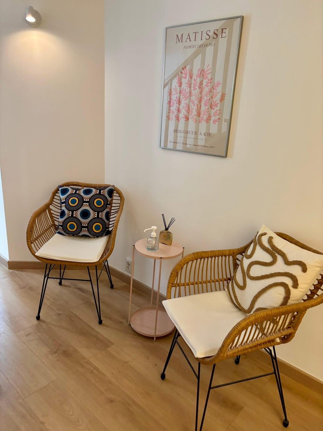 Salle d'attente, fauteuils en rotin